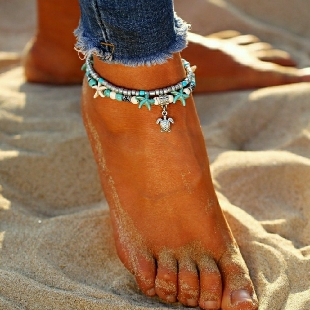 Beautiful ankle bracelet set.